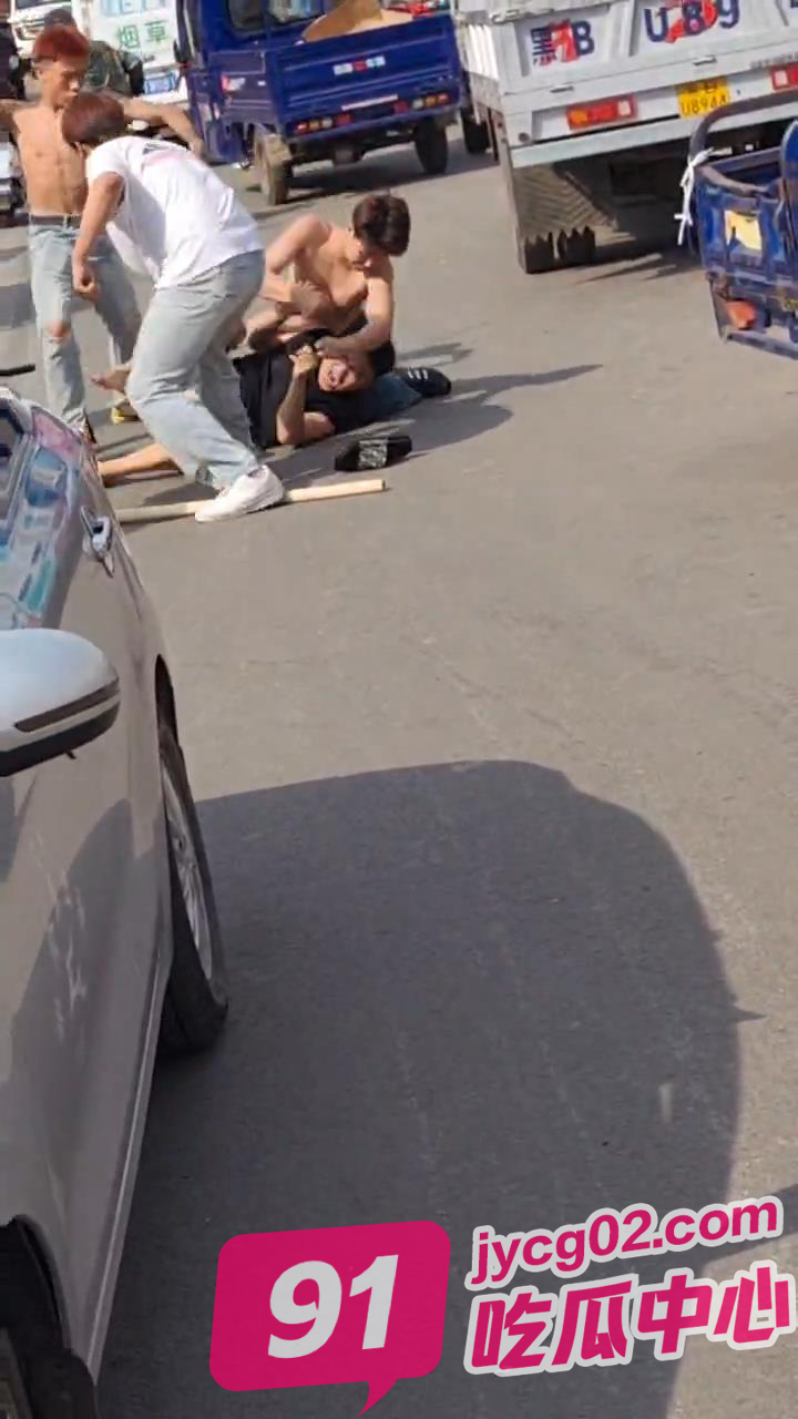 猖狂！精神小伙当街砍人 被砍人妻子拼命阻拦但难逃厄运 配图5