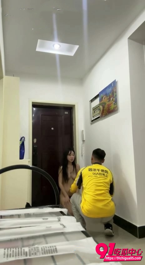 小妹全裸给美团外卖员下跪4
