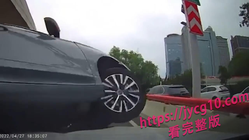 监控奇葩合集火出圈！打架 飞车 疯狗追人全程高能 配图