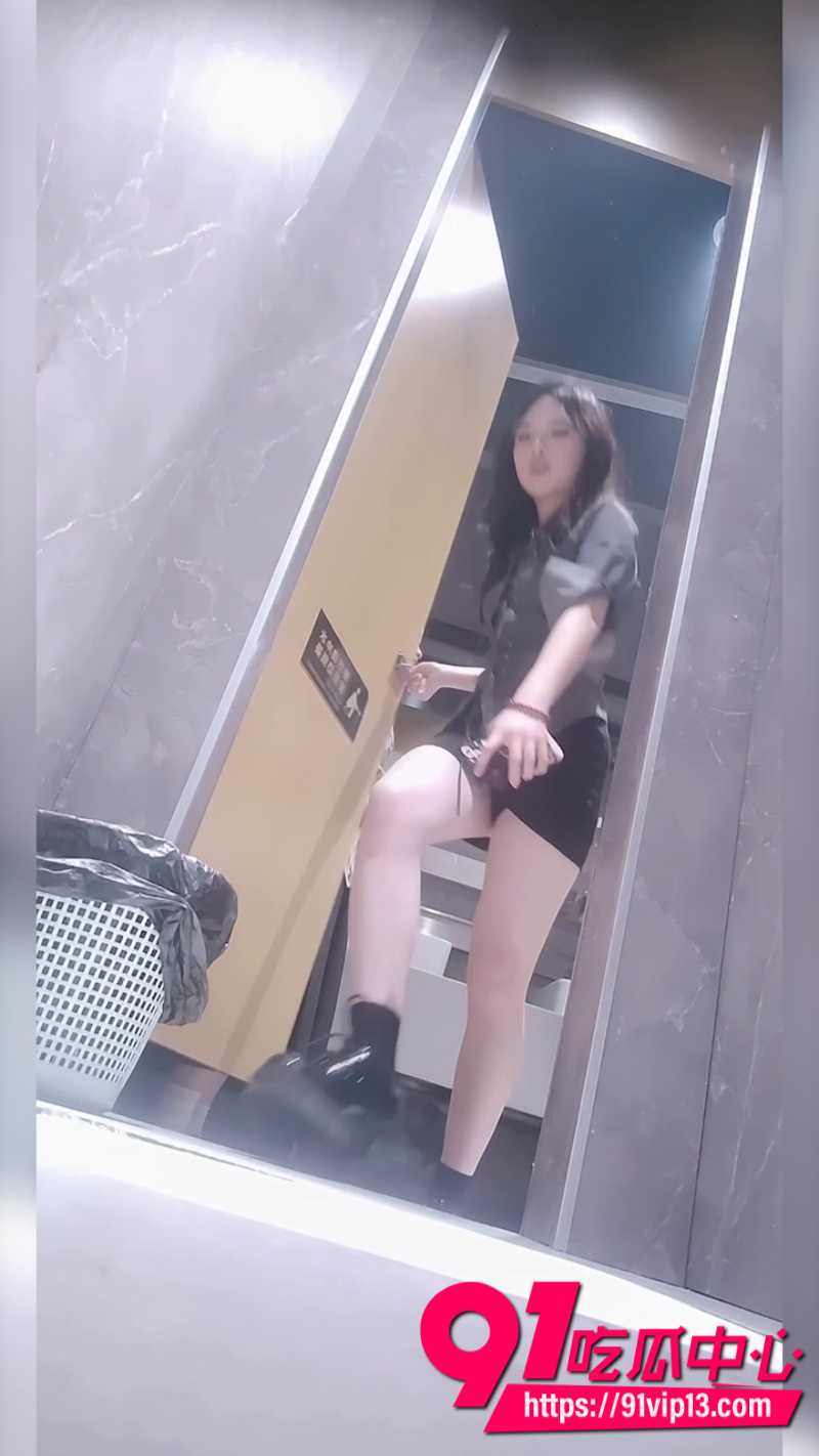 厕拍大神在酒吧女厕所偷拍美女尿尿最新作品 御姐下体的浓密黑森林一览无余