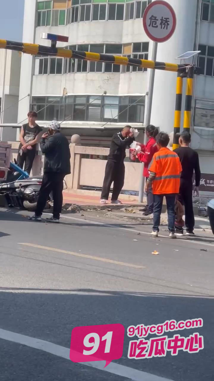 倒霉一刻!骑车上路一瞬间被爆头 又是大车司机不容易?