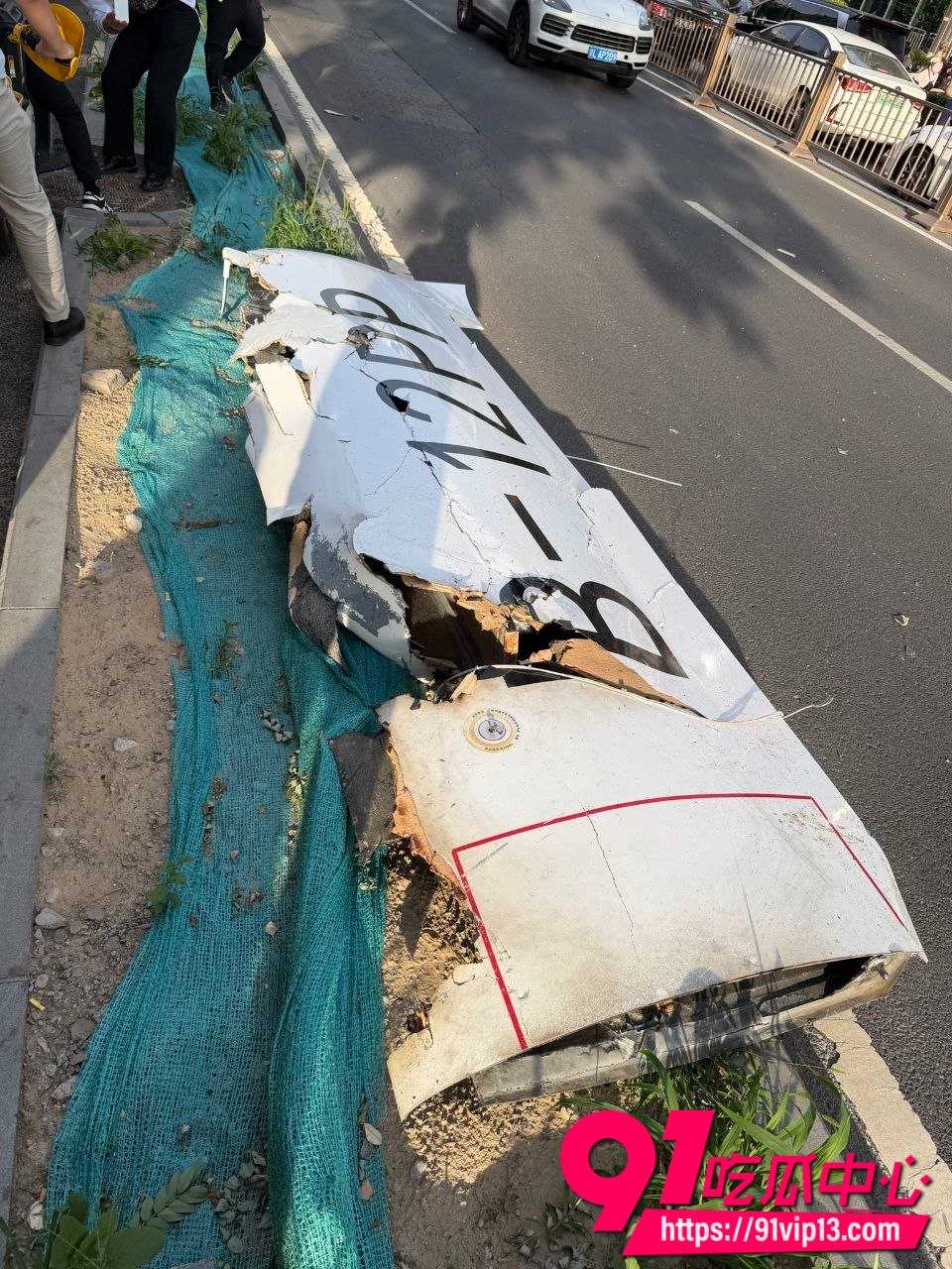 北京第一高楼中国尊遭国产轻型飞机B12PP撞击起火！现场黑烟滚滚消防狂喷水柱紧急扑救