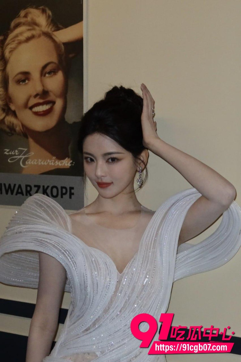 高能大瓜新晋女星 杨超越 早年被人下药性爱视频5