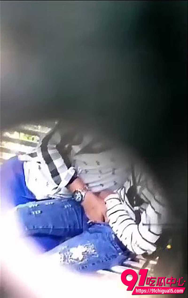雨中偷拍激情时刻 5