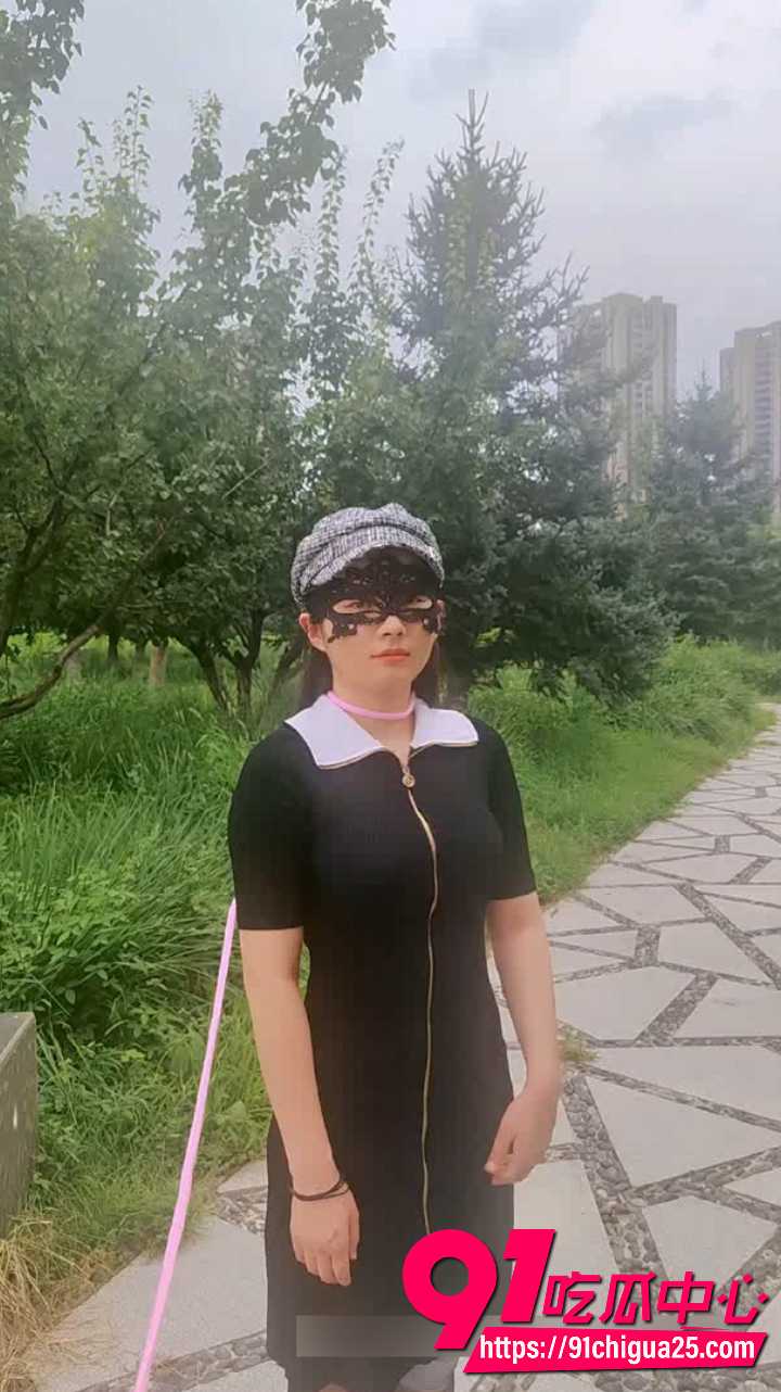 推特福利姬桔梓户外全裸爬行露出 粉色狗链牵引 公共公园跪爬玩假屌 超级骚浪尺度拉满