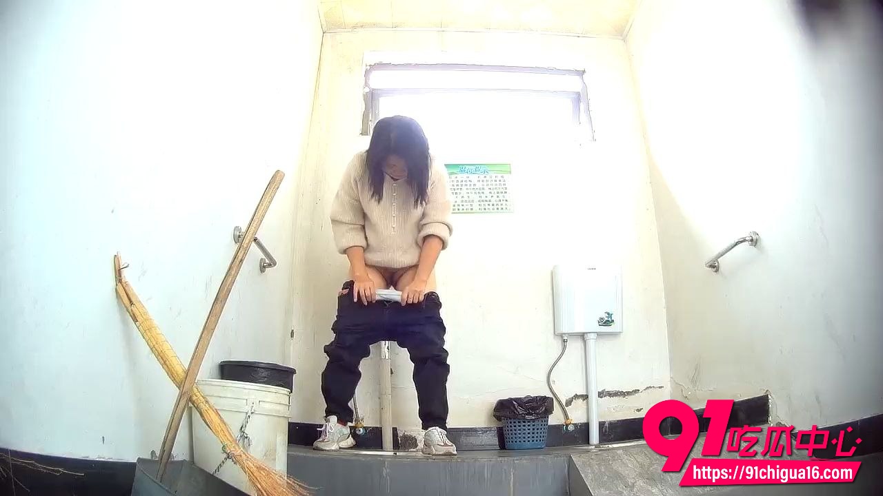 旅游区开放式女厕偷拍神作 游客和附近村民蹲坑鲍鱼全露香艳到爆!