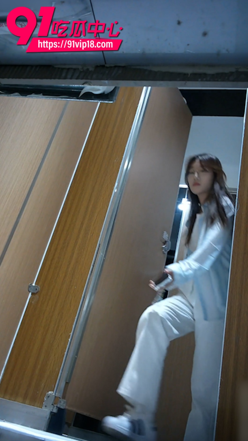 厕拍大神在高校女厕安装针孔摄像头偷拍美女蹲坑0