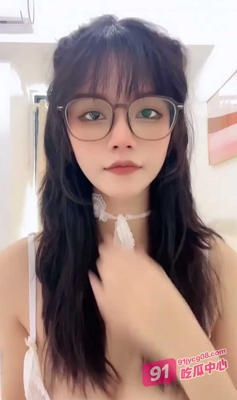 广州眼镜妹刘思思 勾引同事开房暴露骚戏性 被干到翻白眼！ 配图3