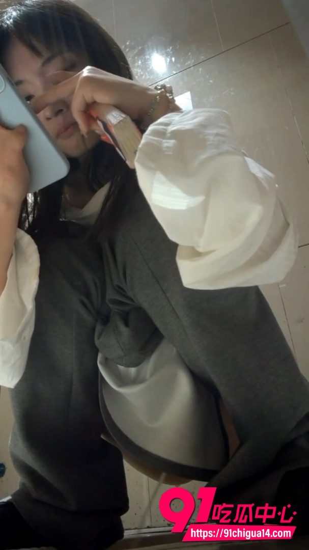 极品小姐姐厕所偷拍 高清拍摄逼脸同框 水声哗哗粉嫩私处特写！
