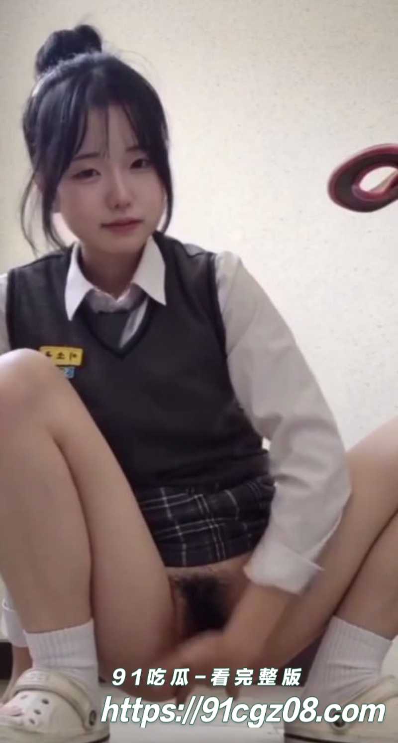 韩国学生妹上课时间在学校楼梯自慰 双手挑逗着骚穴 白嫩的娇躯一览无余