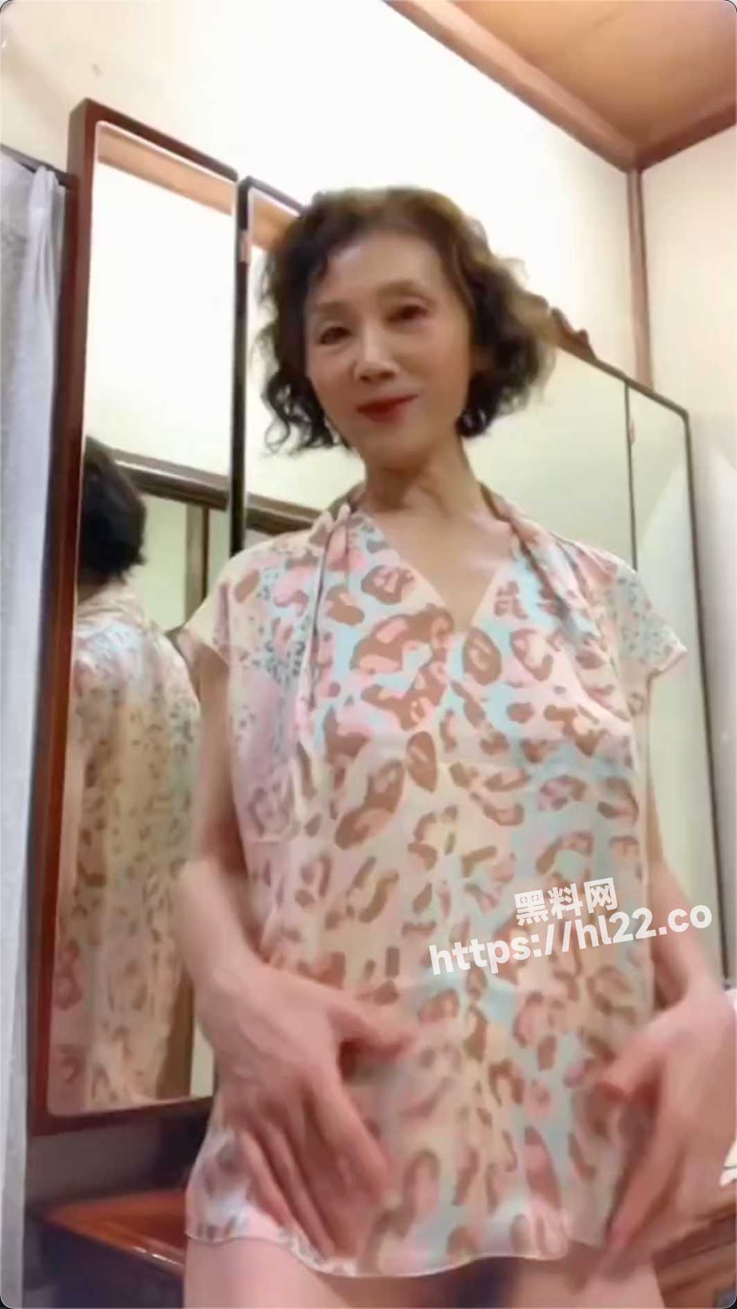 老奶奶对着手机摄像头尽情展示着自己傲人的身材！这么大年纪了身材也没有走形 连奶子都没下垂！