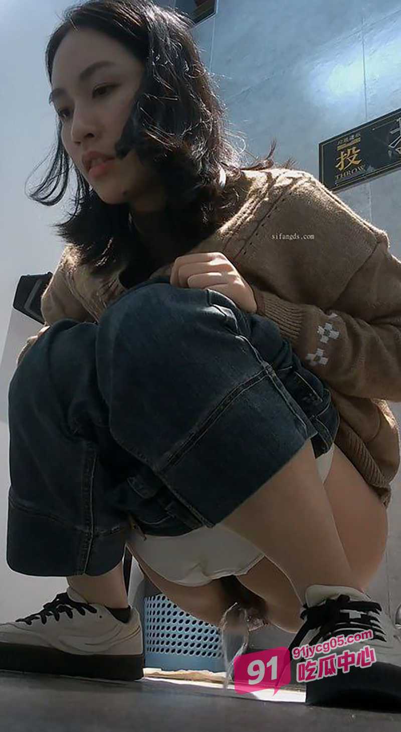 女厕全景偷拍~美少妇尿尿镜头怼脸特写 肥鲍一览无余诱惑感爆棚!