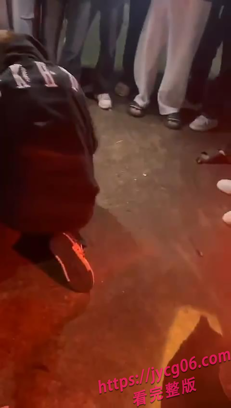 潮汕两女当街相互撕扯！缺德路人不劝架一旁疯狂吃瓜！ 配图5