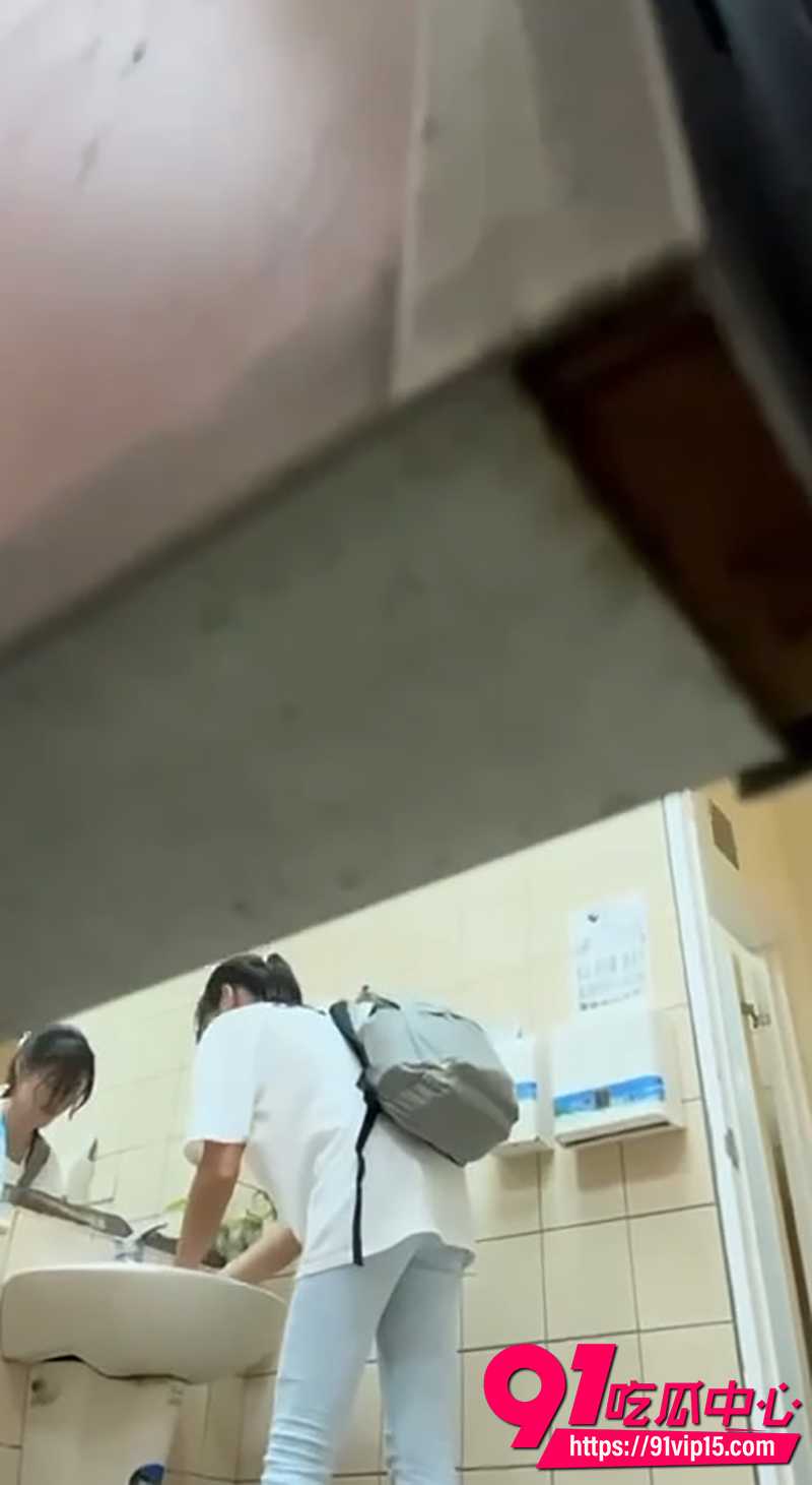 瓜友重磅投稿 潜入台湾校园女厕偷拍 学妹穴口一张一合汁水四溅细节尽显！
