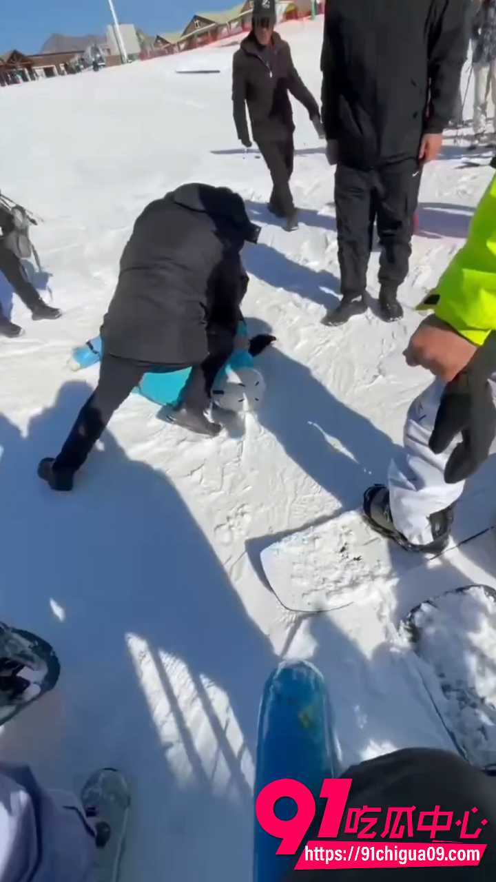 河北云居滑雪场男子当众掏屌蹭女教练5 河北云居滑雪场男子当众掏屌蹭女教练5