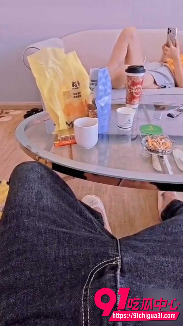 把骚妈按在椅子上狠干2