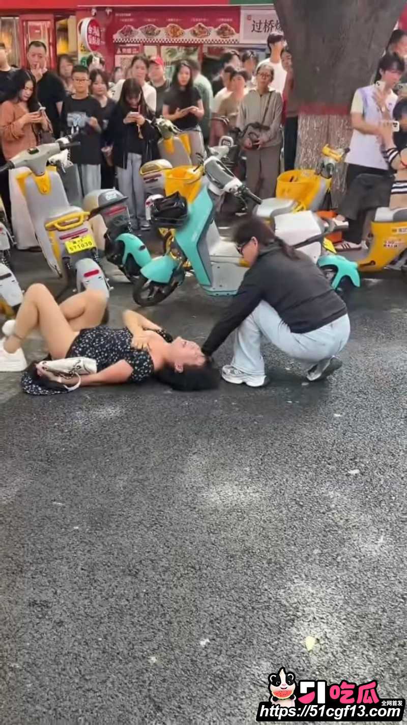 河北保定正信购物中心原配当街怒撕小三05 河北保定正信购物中心原配当街怒撕小三05