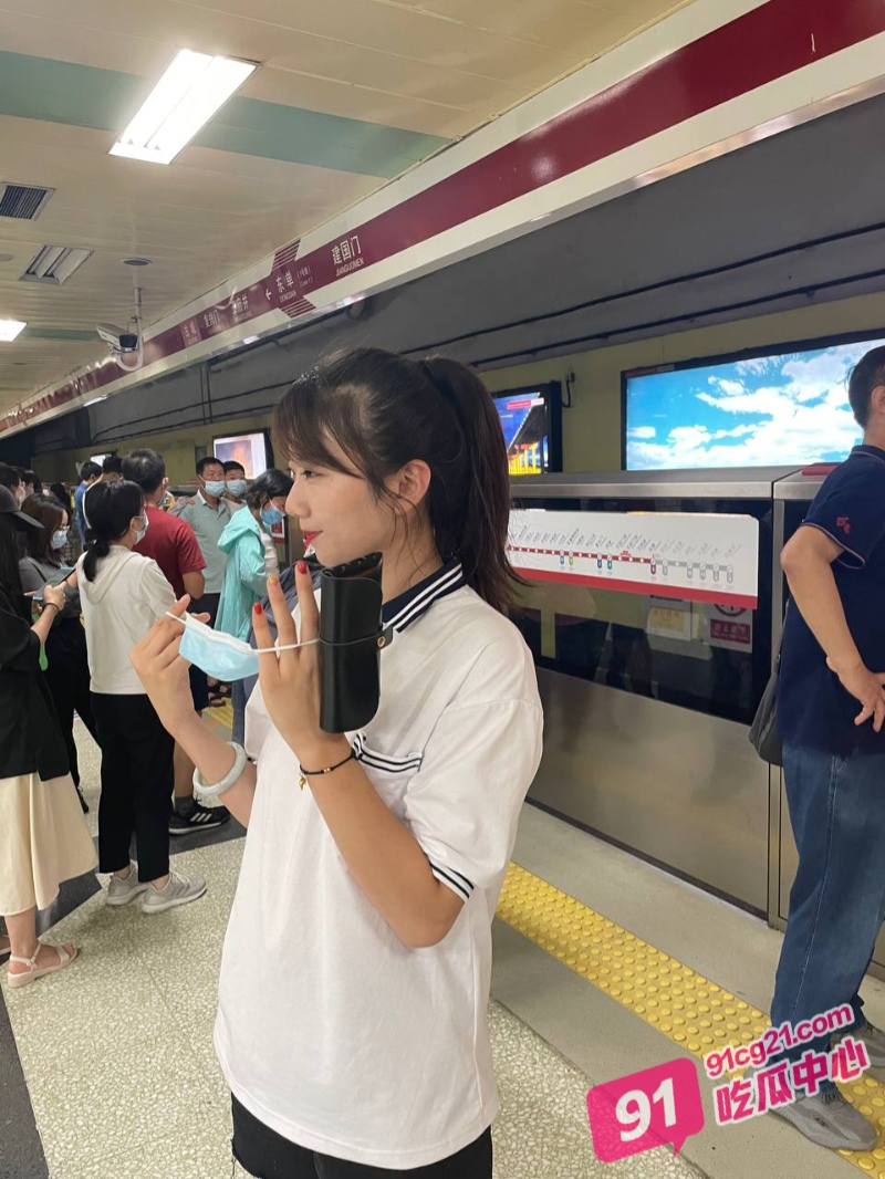 青春无敌美胸少女 抽插几下淫水就止不住的往外溢出 太爽了！ 配图