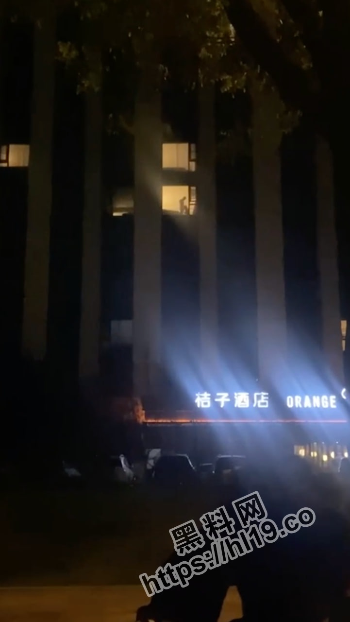 独家新瓜！山东聊城在桔子酒店内一情侣寻求刺激趴在窗户前口交和后入！