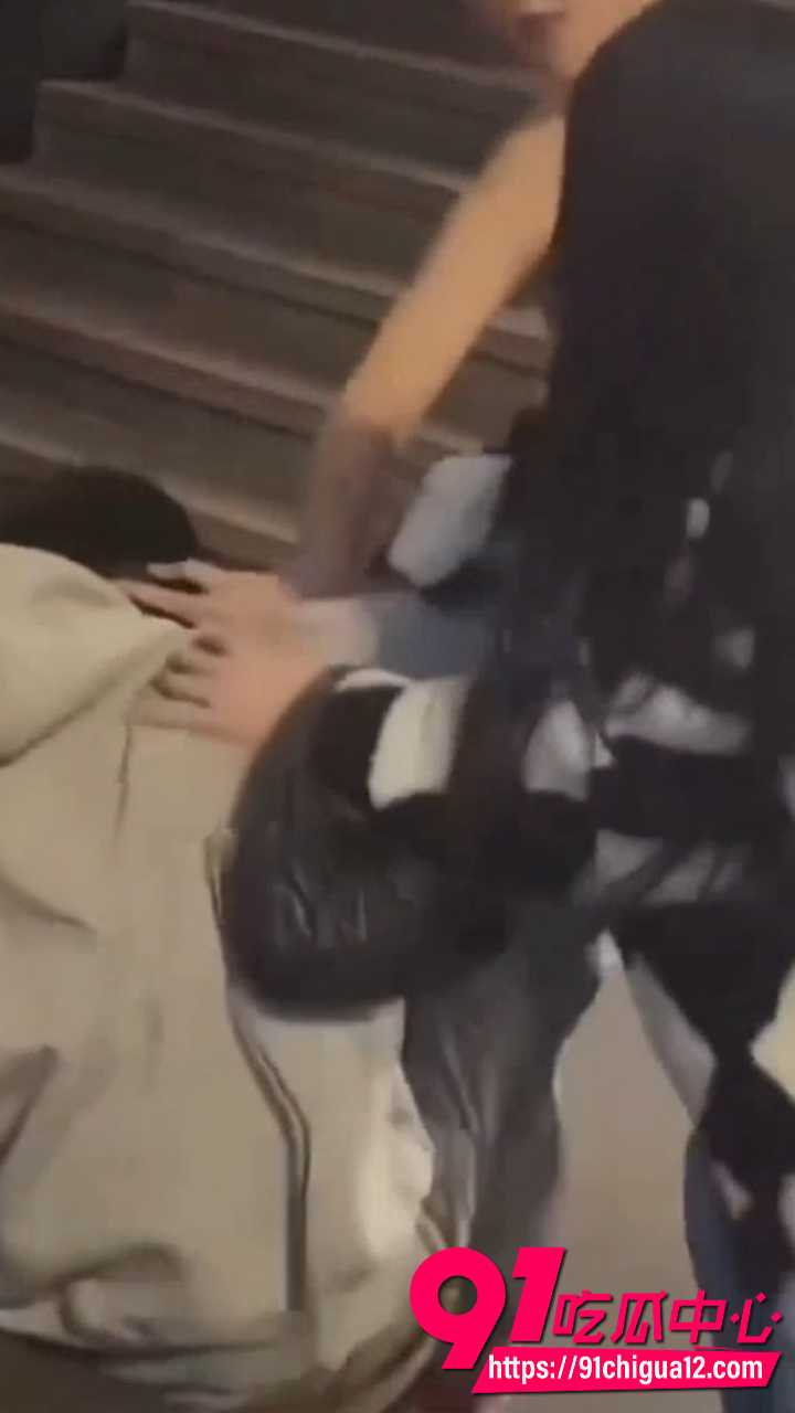 街头激战大胸妹被男子抓奶龙爪手直接放倒9