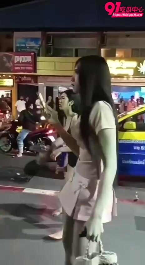 三哥泰国夜店叫鸡不给钱 被小姐姐当街追打跪地求饶全程混乱围观太炸裂