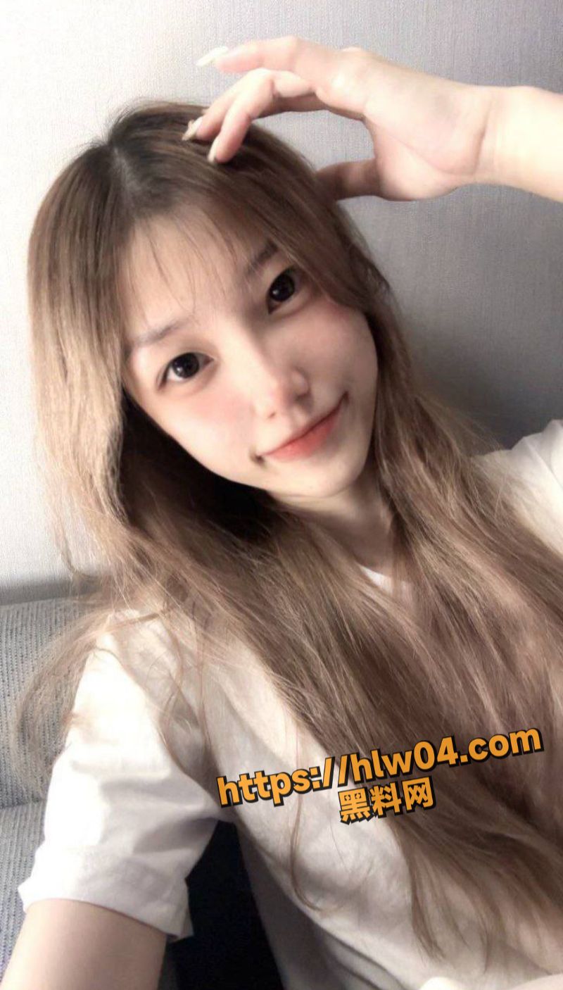 可爱的网红 yuna 遭榜一大哥定制发骚视频泄密 浓密逼毛大黑逼怼在镜头前色诱勾引！
