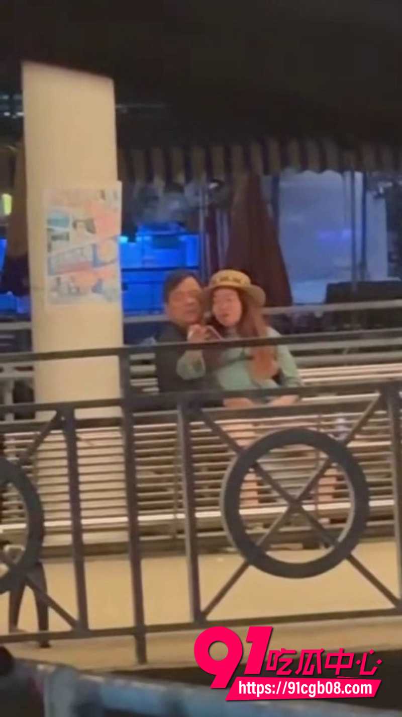 香港长洲码头惊现六旬男女上演活春宫2 香港长洲码头惊现六旬男女上演活春宫2