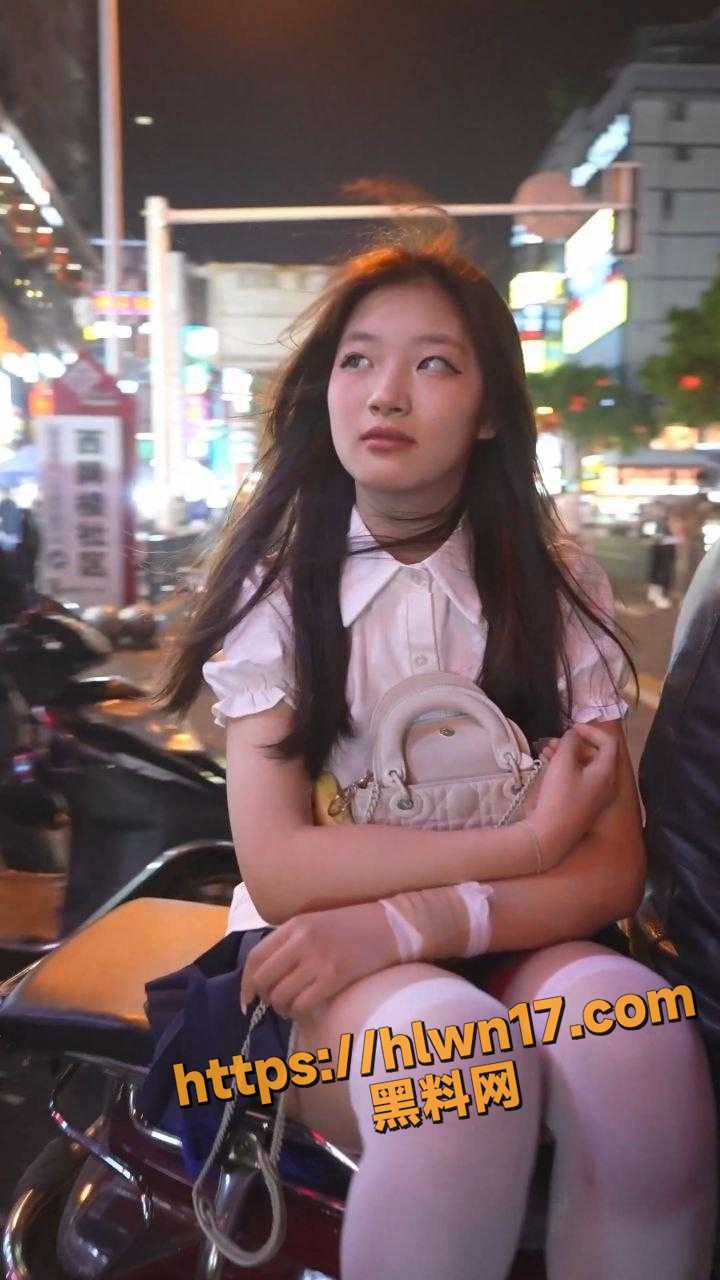 白鞋白丝白内裤 抄底偷拍遭不住 喜欢JK短裙的不要错过 抄底大神最新作品看你遭不遭得住！