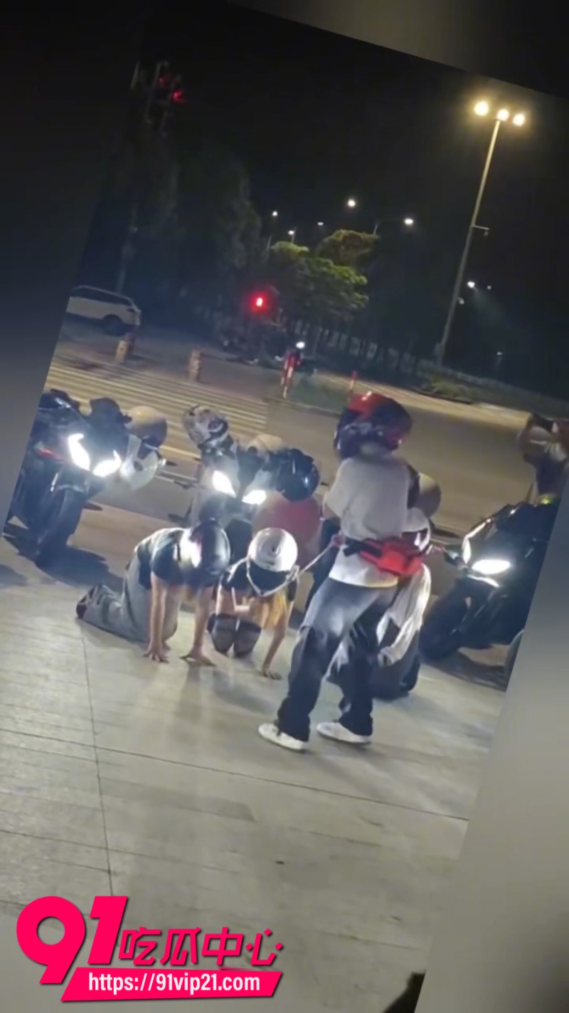 重庆街头调教热门吃瓜事件纹身机车少女被拴上狗链拉去户外调教跪地爬行完成主人的任务6