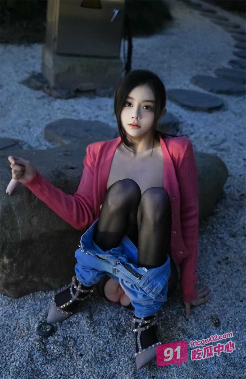 嫩模龙雪儿 土豪高价购买后重磅分享！身穿性感情趣内衣在浴室揉奶湿身！ 配图3