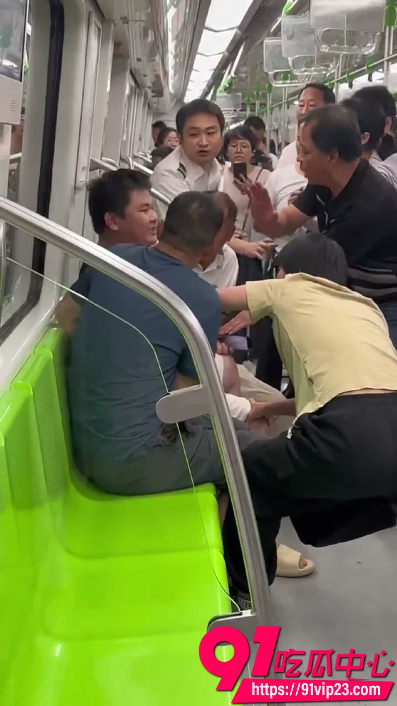 江苏南京地铁3号线少年情绪失控 拉紧急制动扬言报复社会被乘客合力控制7