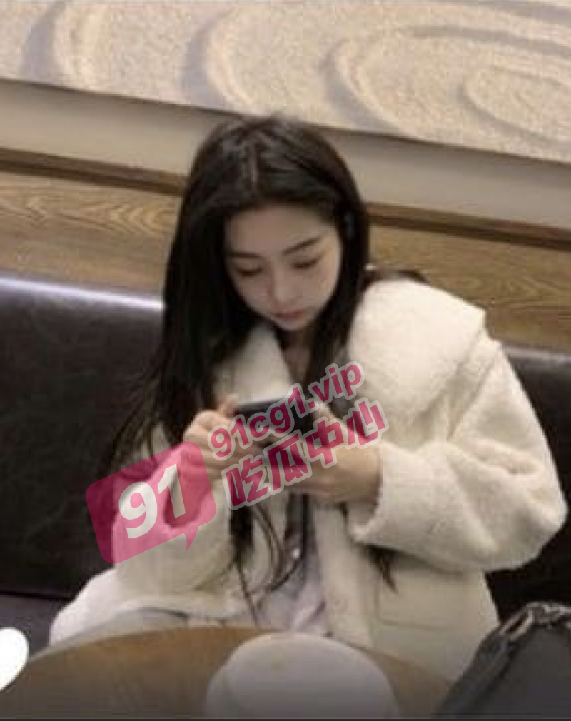 偷情JK装女学生 没想到她男朋友居然不介意？
