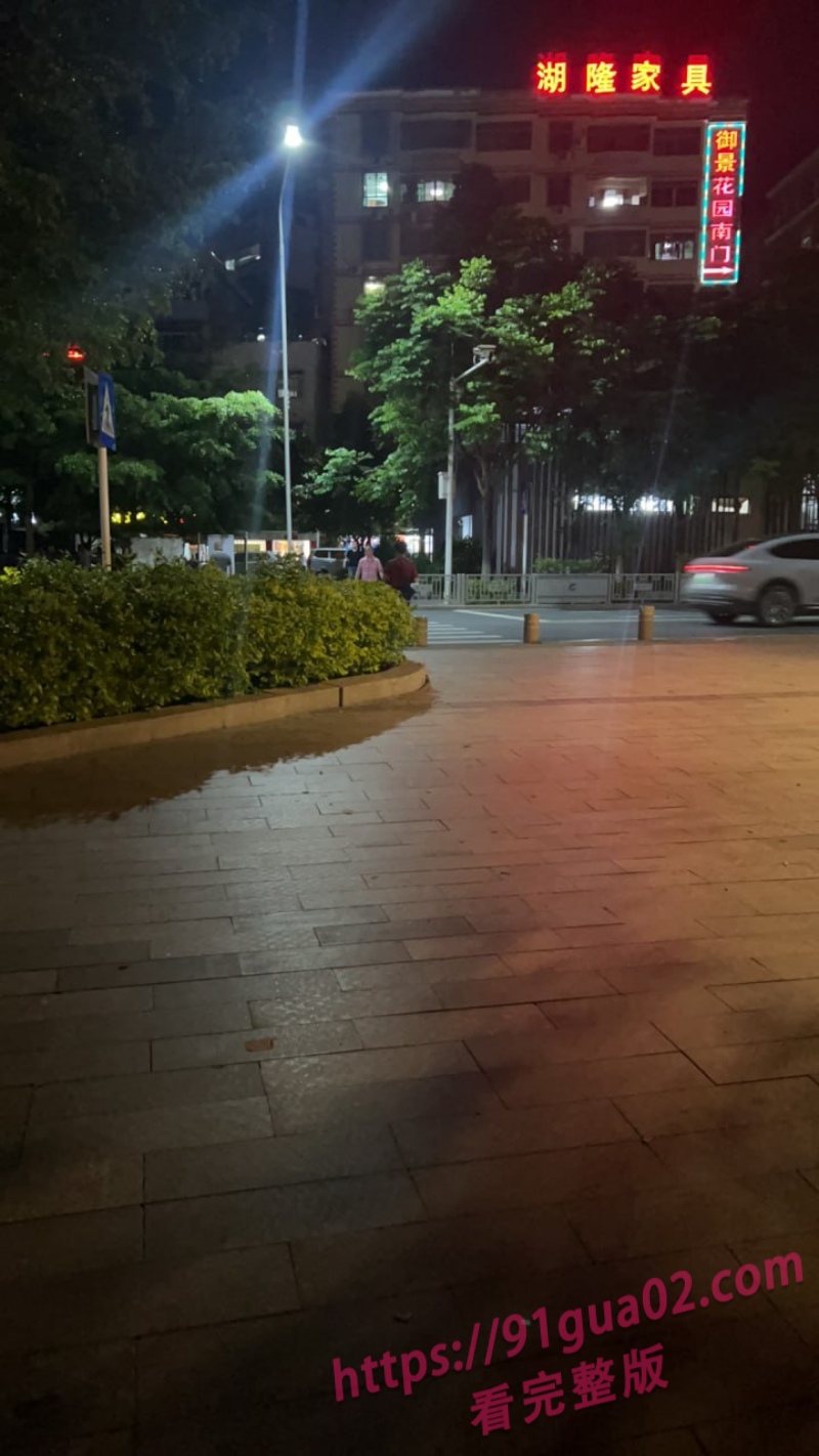 成都变态老头街头遛鸟 这是受啥刺激了？ 配图