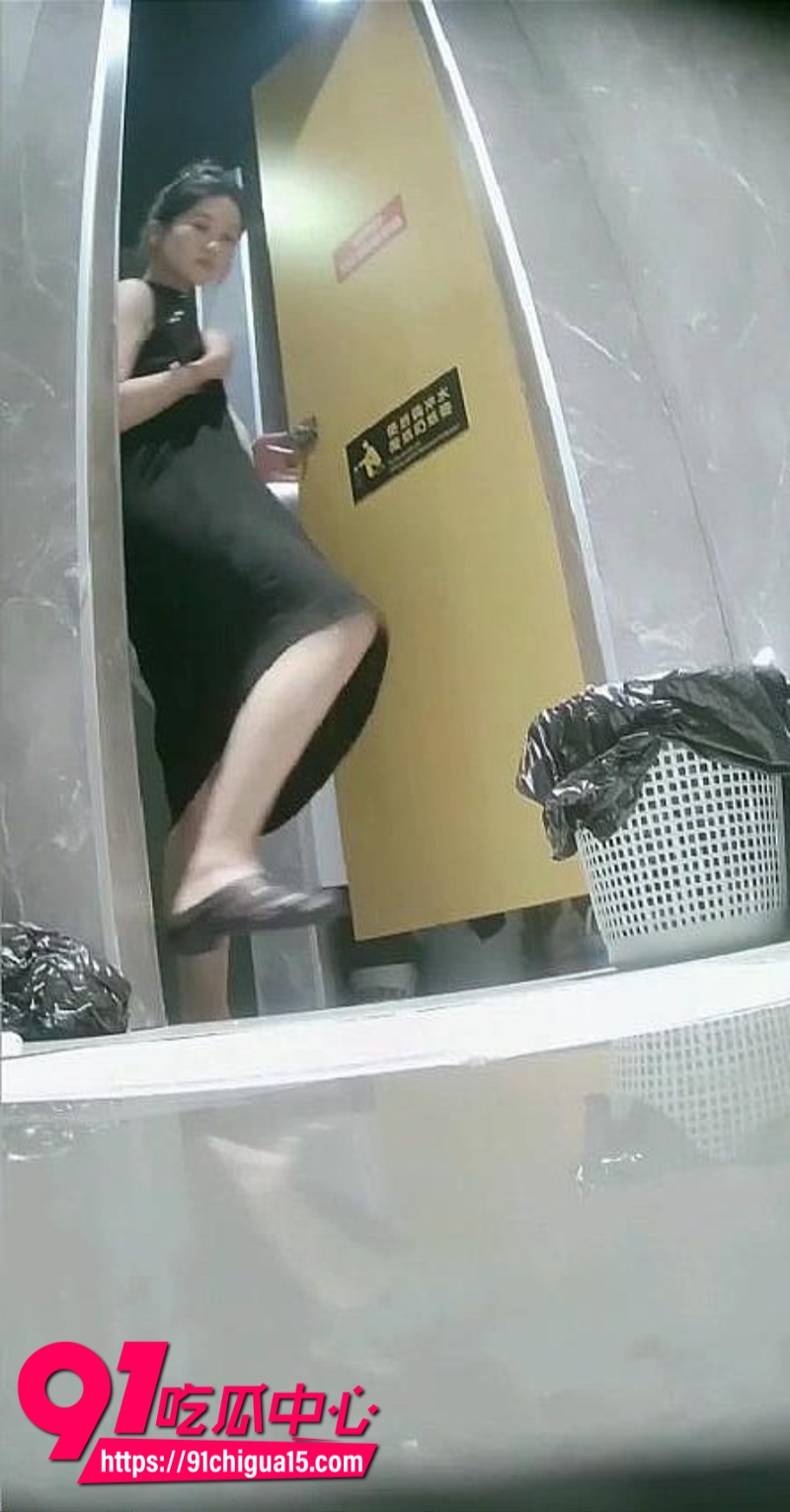 厕拍大神在餐厅女厕所极限偷拍5 厕拍大神在餐厅女厕所极限偷拍5