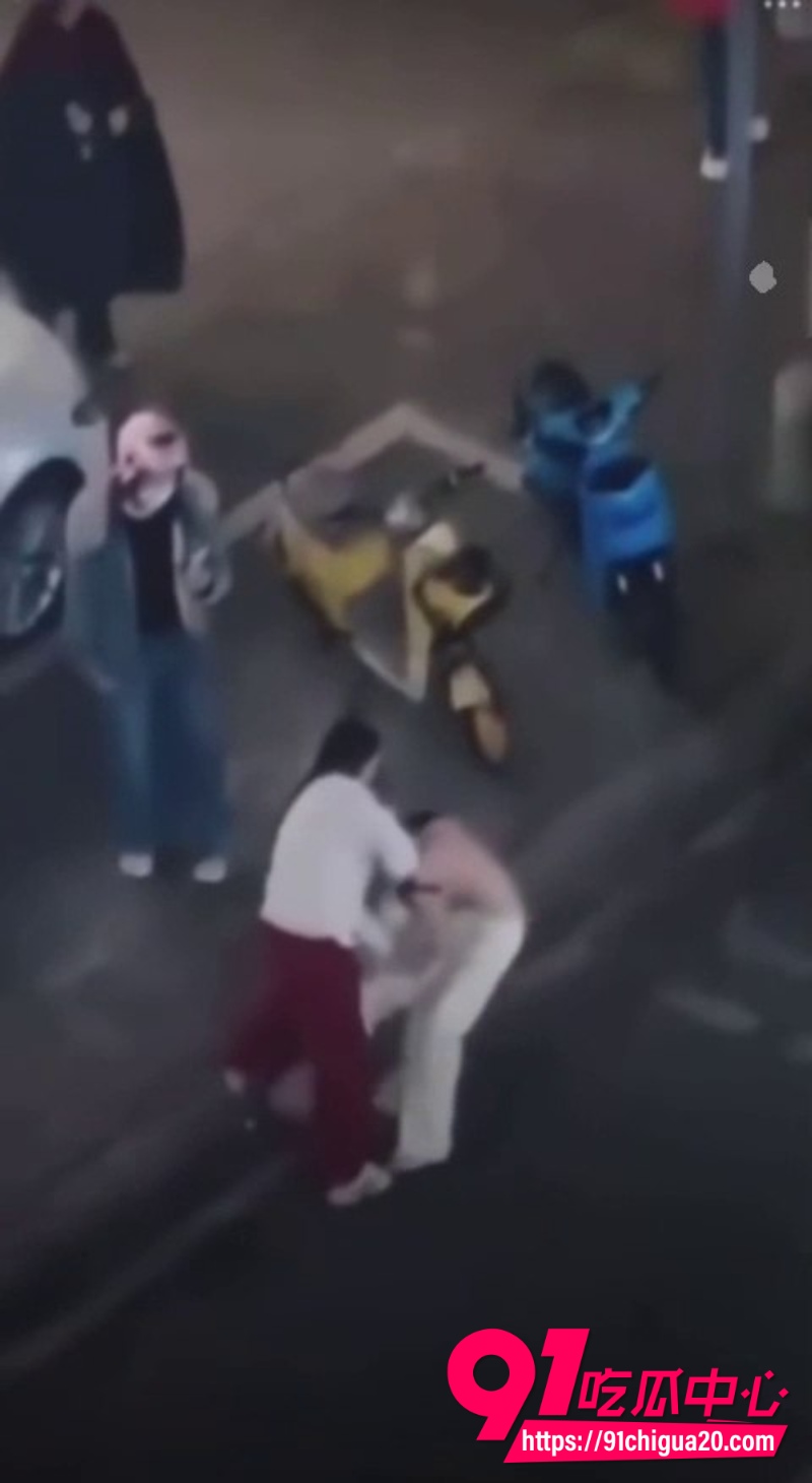 潭万豪街头抓小三 正宫怒撕小三衣服小三屁股内裤都露出来了