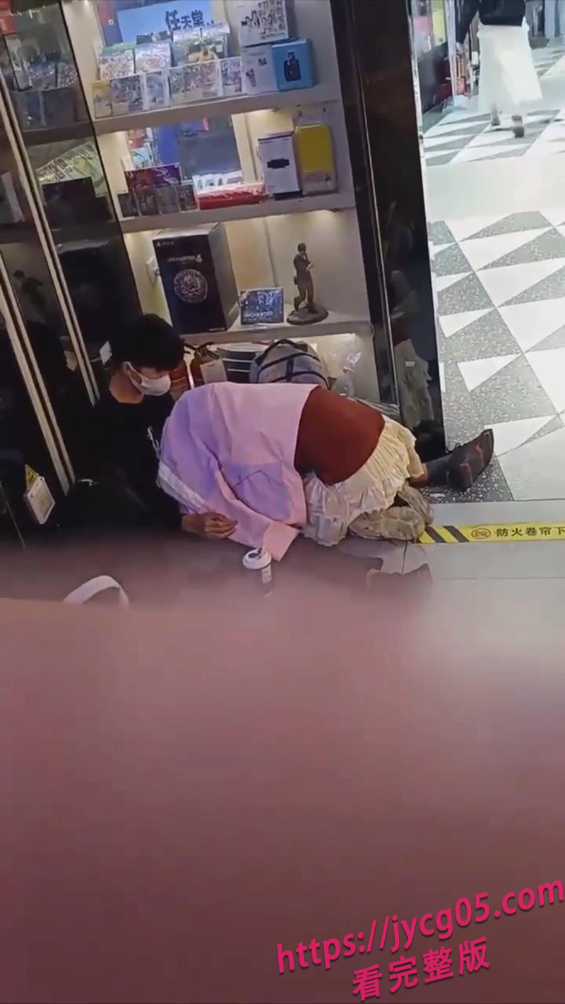 商场情侣外套底下猛吸！网友调侃：肯定是帮男友吸蛇毒~ 配图