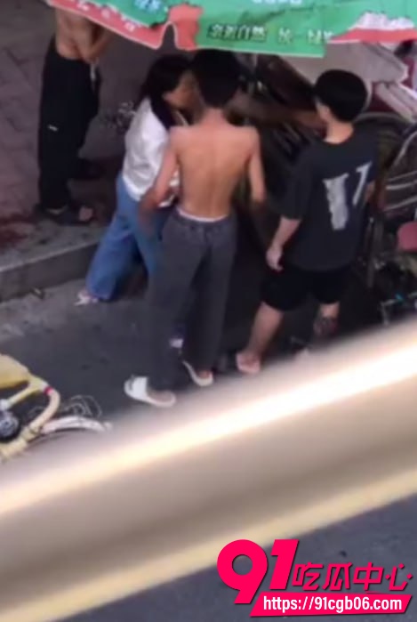 两个儿子抓老妈出轨4