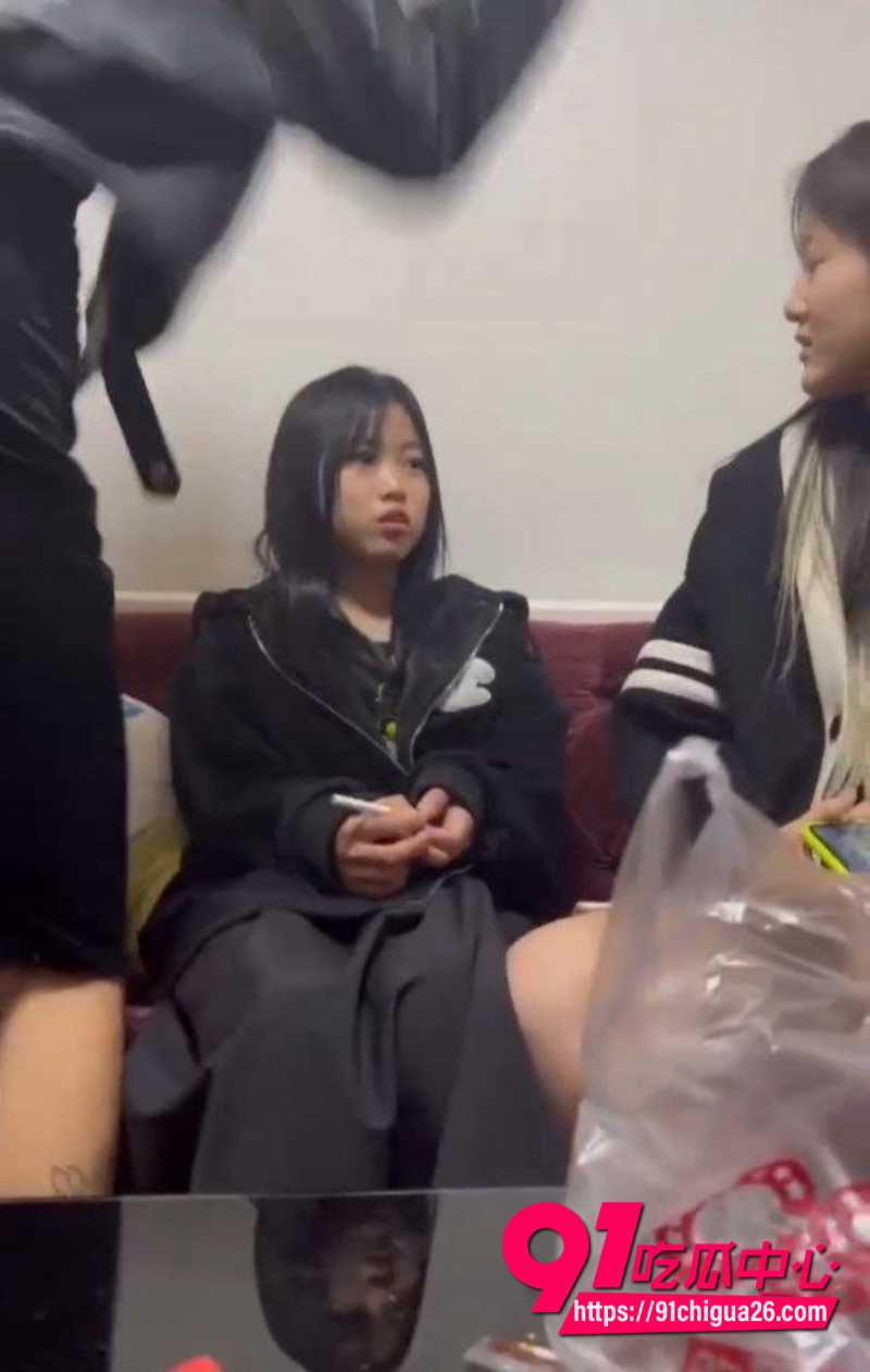 精神小妹室内霸凌 黑皮衣女孩拽头发狂扇耳光 受害者抱头沙发痛哭 多人围观拍摄全程