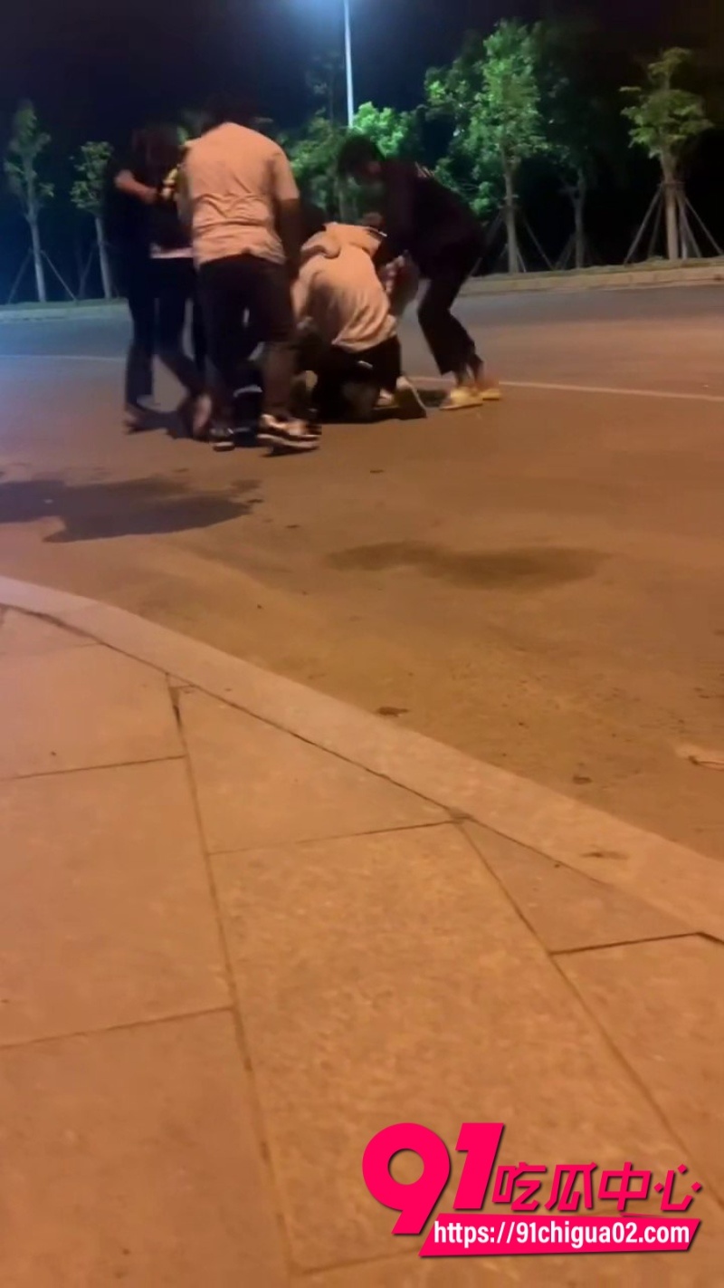 精神小伙霸凌群殴惊险瞬间5