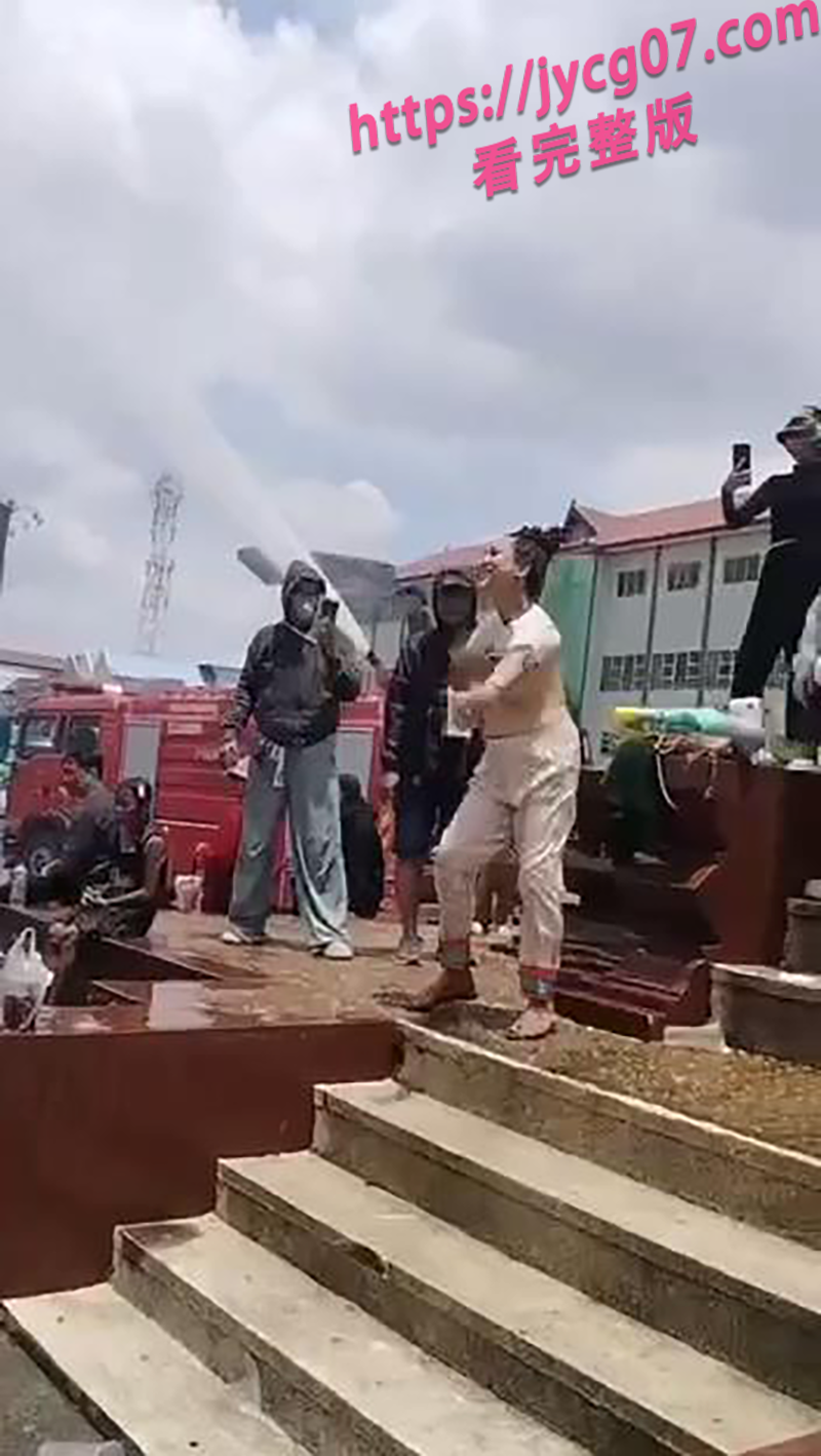 劲爆！柬埔寨新年裸体泼水节 现场画面让人看呆！ 配图3