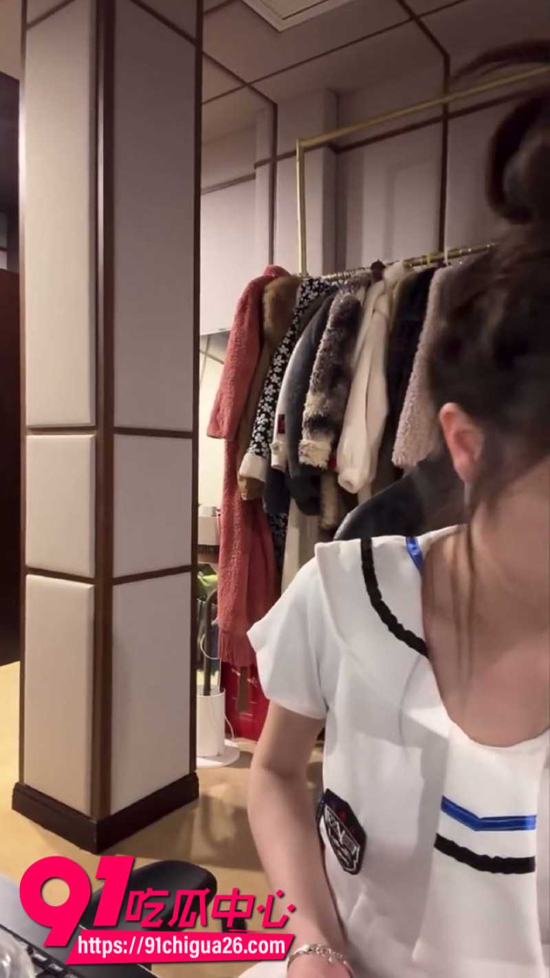 抖音847W粉丝女网红杀猪饲料直播走光4