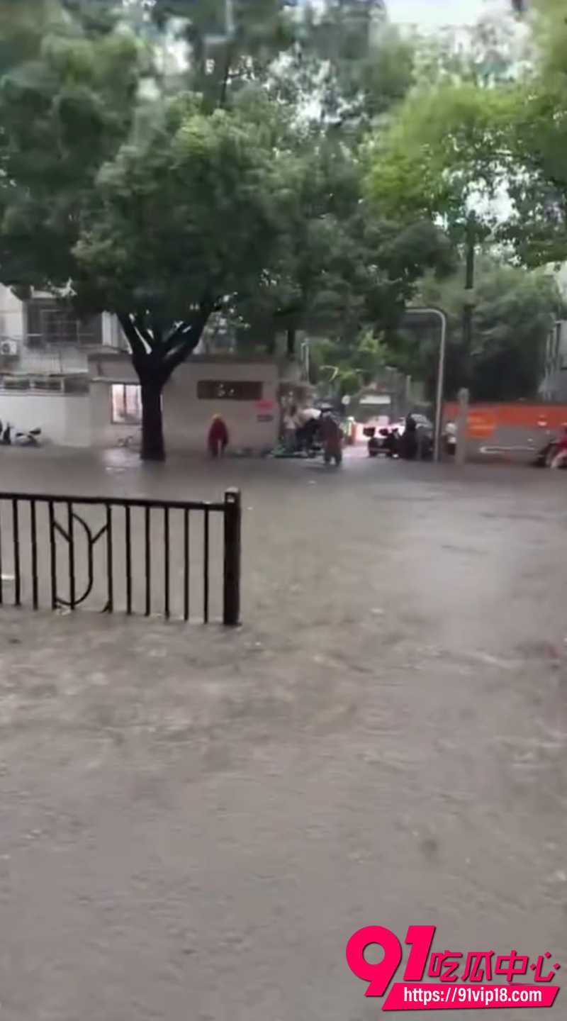 上海再遭特大暴雨侵袭 街道变汪洋车辆泡水 市民涉水前行 城市交通瘫痪与防灾隐患再敲警钟!