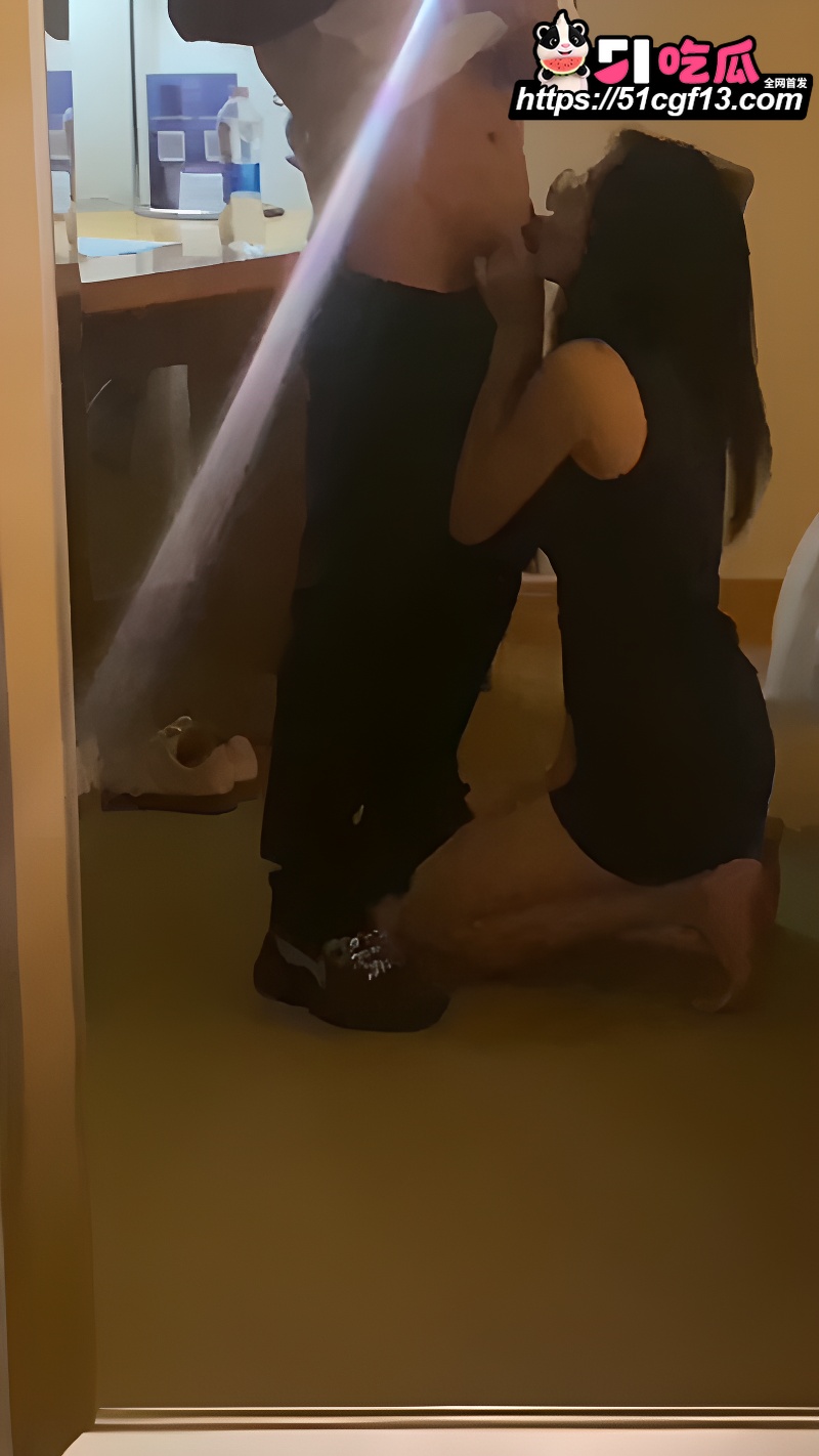 绿帽夫妻 李李Momo 绿毛龟丈夫找单男酒店约炮 1