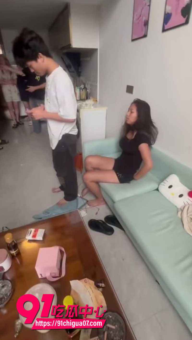 男子出轨被女友抓奸之后带人暴打6 男子出轨被女友抓奸之后带人暴打6