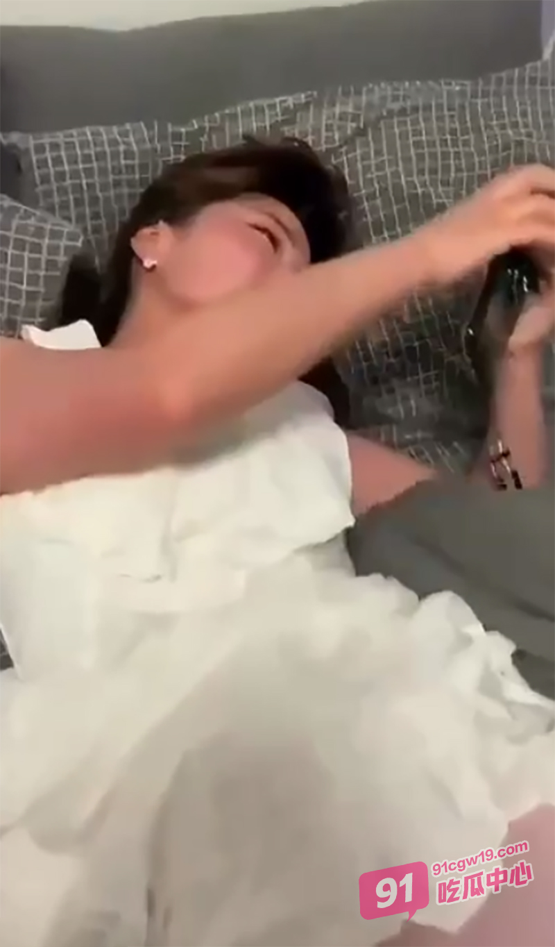 买醉的人妻水更多～寂寞少妇遇到舔狗小哥 爱情的火花滋滋滋！ 配图