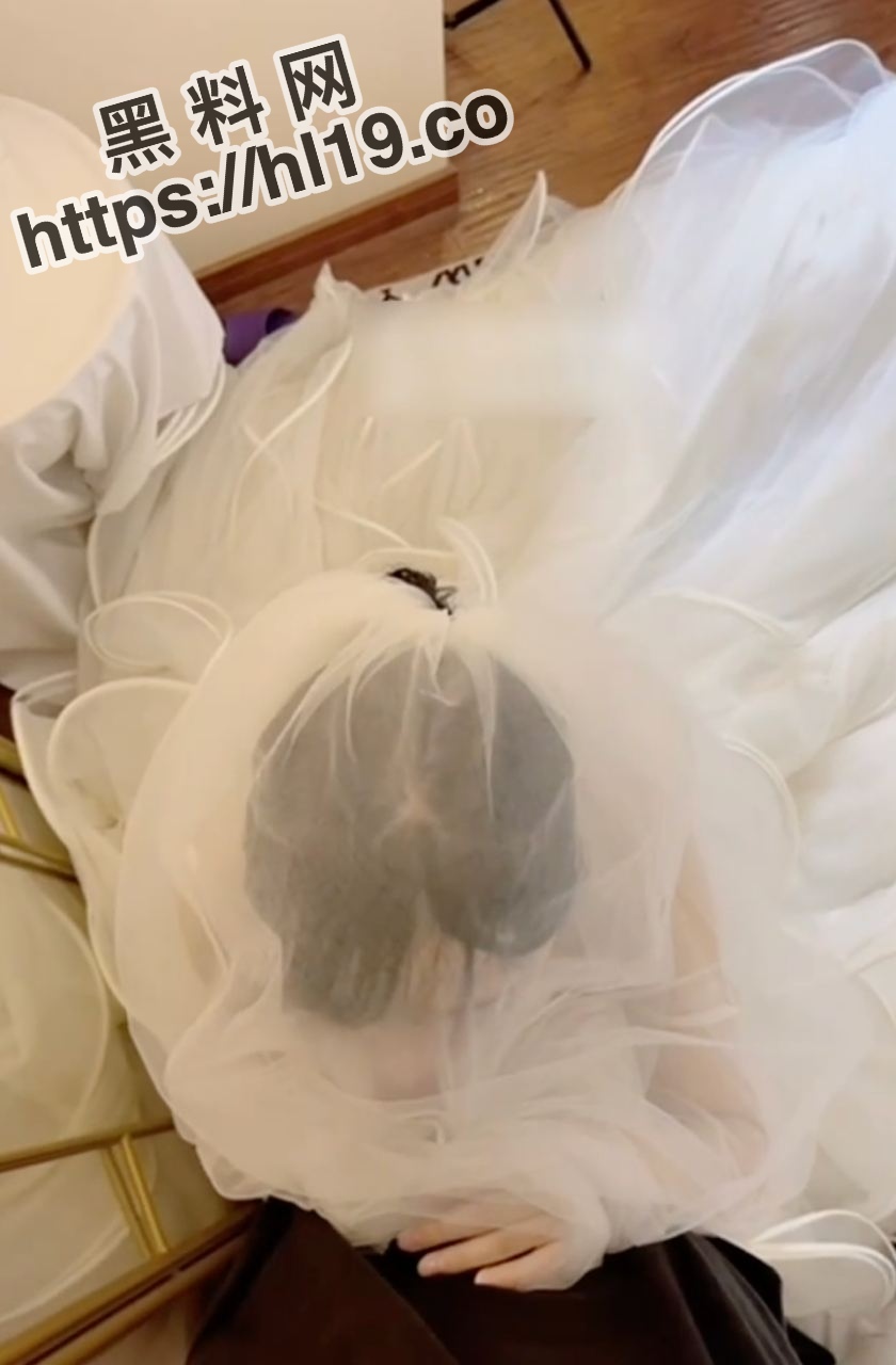 反差婊 胡九万 与粉丝珍藏私拍泄密～穿婚纱被爆操正爽的时候老公突然一个电话打过来被吓得喷水！