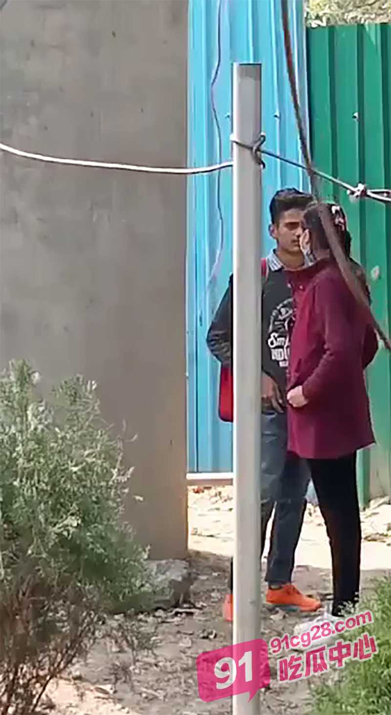 印度阿三户外口爆 被人发现了都要先口出来了才能松口！ 配图4