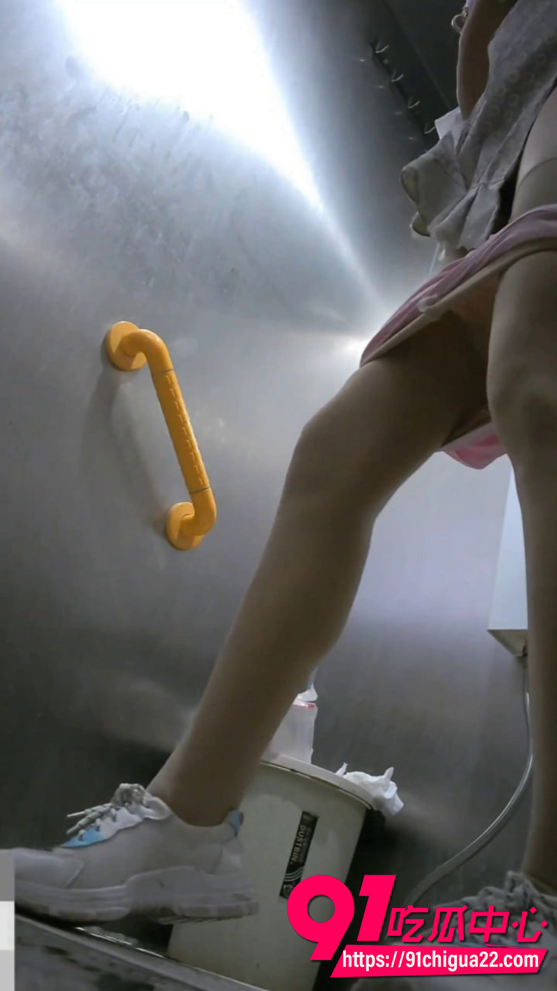 大学女厕最新全景偷拍视频流出 小姐姐的嘘嘘瞬间 粉嫩私处走光全记录