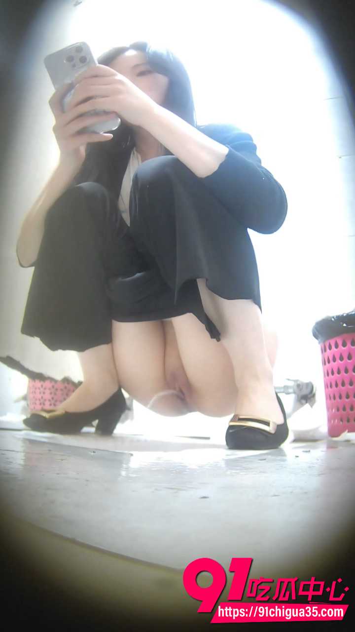 女厕偷拍美女尿尿3