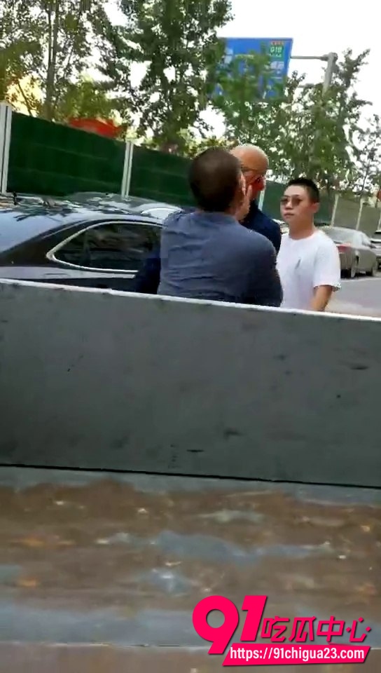 街头大战1v2父子联手猛干街头霸王 拳脚相加直接干翻两人 现场视频流出